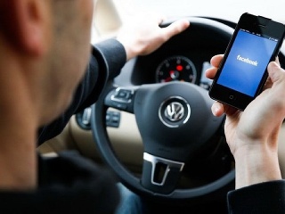 Počas šoférovania bola na