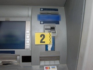 Na bankomat namontovali čítačku,