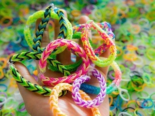 Farebné gumičky môžu byť