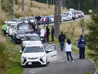 Rekordná kolóna elektroáut na