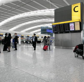 Evakuovali letisko Heathrow, muž
