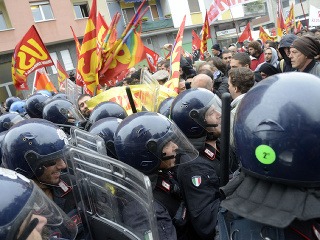 V Miláne protestujú tisíce