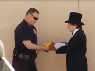 Kúzelník dokonale oklamal policajta.