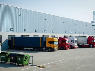 Kamiony v logistickom centre