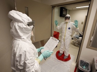 Zdravotník bojujúci proti ebole