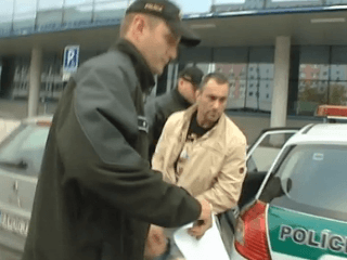Obvinený policajt Tiefenbach zostáva