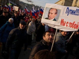 Desaťtisíce Rusov pochodovali v