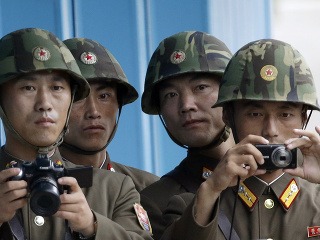 Severokórejskí vojaci sledujú hranicu