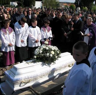 Pochovali troch zhorených mladíkov