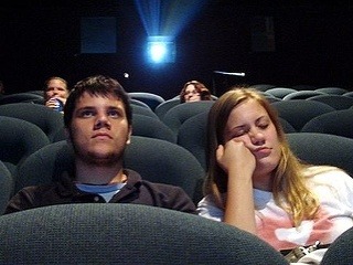 Rozčúlení ľudia v kinách: