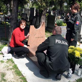 Petržalský cintorín: Vandali poškodili