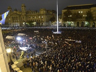 Tisíce nespokojných Maďarov skandovali