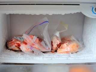 Zmrazením mäsa sa zbavíte