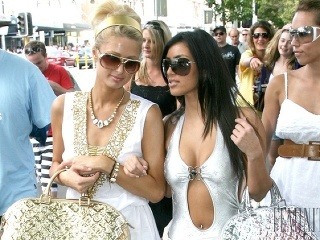 Fejky v rukách Paris