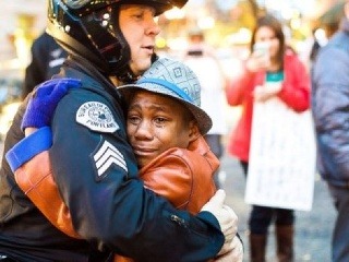 Dojímavé foto z Fergusonu
