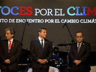 (Zľava) Peruánsky minister životného
