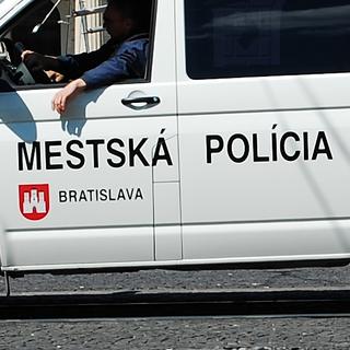 Bratislavskí policajti mali vyberať