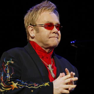 Elton John používa parfum