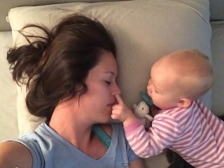 Mama sa snaží spať,