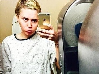 Miley Cyrus operovali zápästie