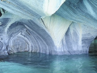 Mramorová jaskyňa na jazere