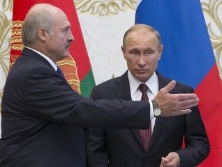 Alexander Lukašenko (vľavo) a