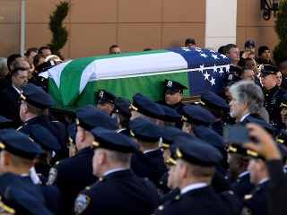 Na pohreb zastreleného newyorského