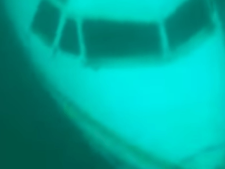 Potápači prehľadávajú vrak lietadla