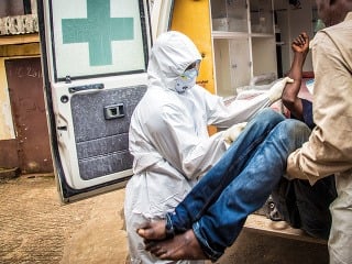 Vo Freetowne nakladajú pacienta