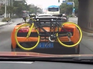 Lamborghini Gallardo s bicyklom