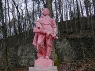 Ružovú sochu partizána prešetruje