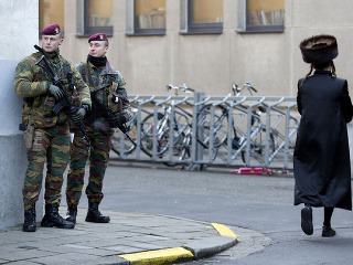 Belgickí vojaci hliadkujú pred