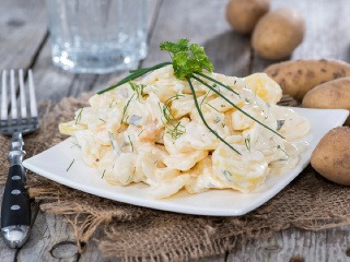 Zemiakový šalát nechýba takmer