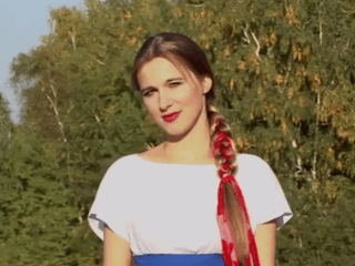 Dievča z Novosibirska spieva