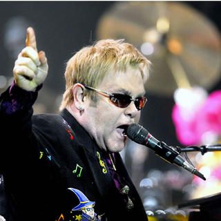 Elton John venoval zdravotníkom