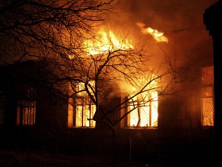 Pri požiari domu zasahujú