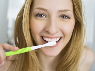 Aj pri umývaní zubov vám pomôže prírodné riešenie v podobe kokosového oleja.