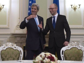 John Kerry (vľavo) a