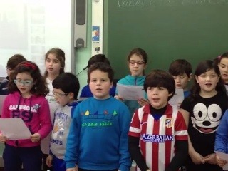 Malí Španieli spievajú tradičné