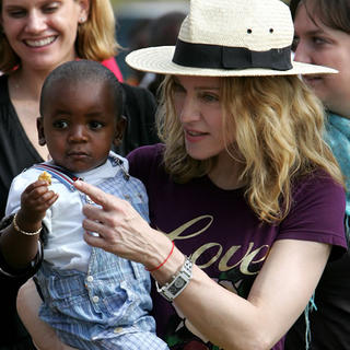 Madonna berie deti do