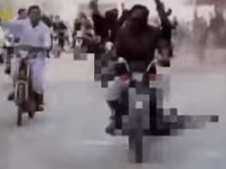 Motorkári z IS ťahali