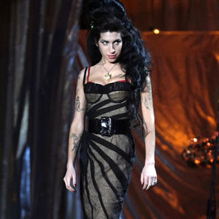 Amy Winehouse zahrá pre