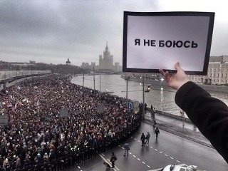 V Moskve pochodujú desaťtisíce