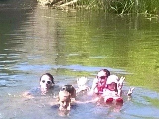 FOTO detí v jazere
