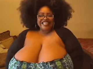 Žena s mamutími prsiami