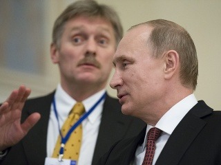 Dmitrij Peskov (v pozadí)