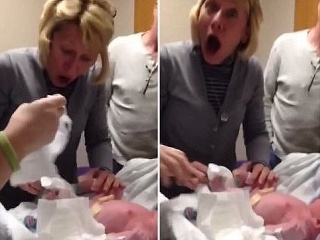 Babka prebaľuje vnučku, keď