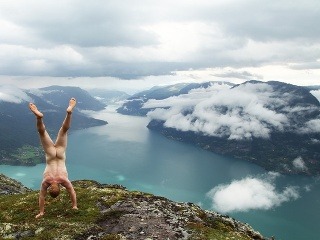 Nahý stojkár v Molden,