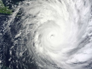 Tropický cyklón bičuje Severné