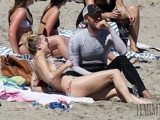 Spevák a herečka sa